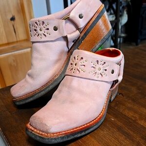 Rare FRYE Pale Pink Leather Harness Mules Womens Size 7 Flower Cutout With Gold